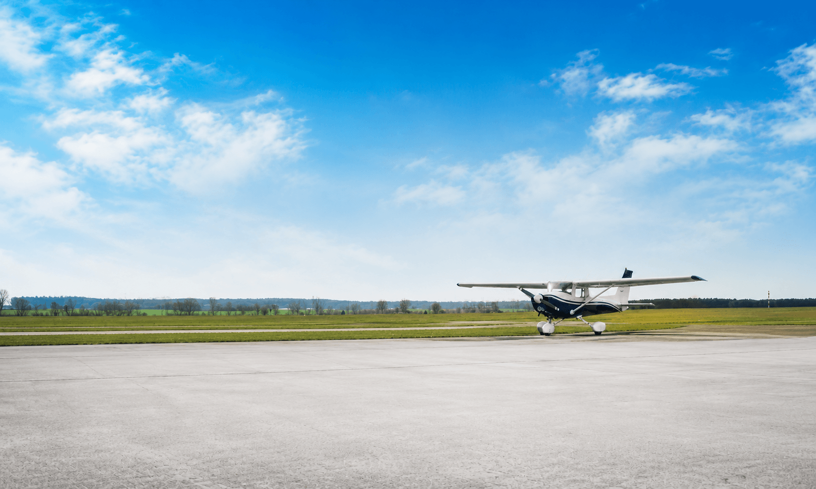 Cessna 172 taking off at Falcon Field Airport, Phoenix
